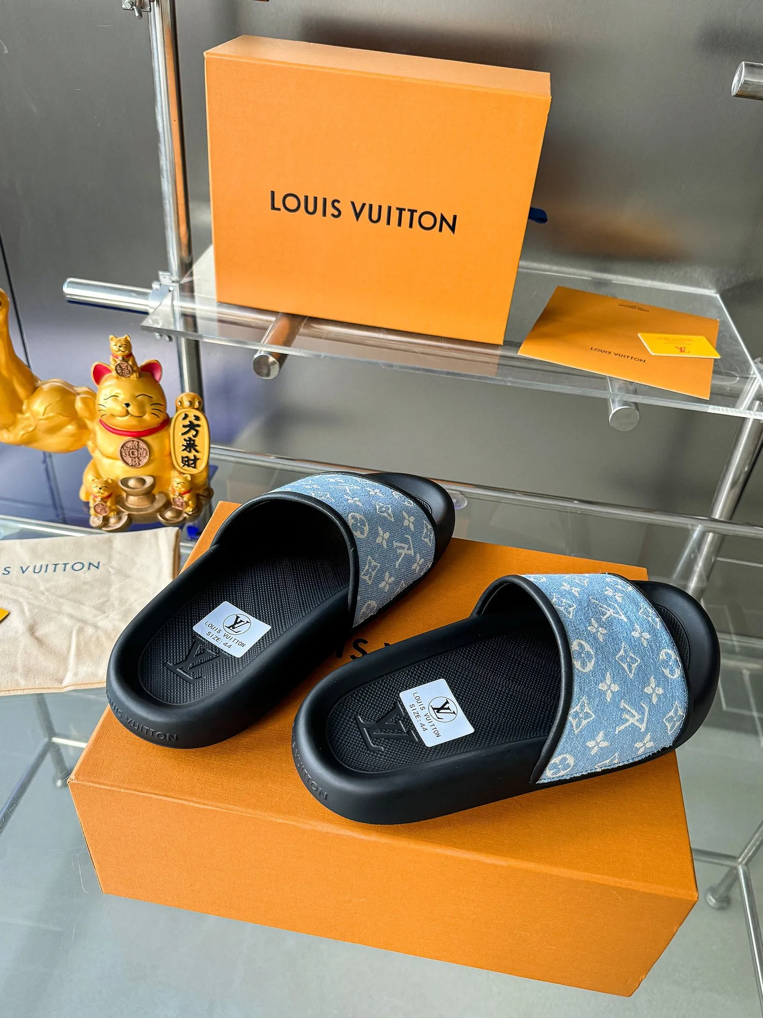 [L Home] P: 300💰 ▪️Shoe size: Women's 35-40 Men's 38-46▪️Packaging: Counter top quality~original packaging Louis Vuitton lv couple's monogram embossed slippers This season, Waterfront sandals return with a new look, and the upper buckle is embossed with Louis Vuitton's iconic Monogram pattern. Made of waterproof rubber with a comfortable and resilient insole. The lightweight, flexible outsole is embossed with the Louis Vuitton logo. Exquisitely packaged at the delivery counter 🛍📦 ▪️Fabric: Original molded rubber foam ▪️Sole: Original molded rubber foam outsole ▪️Sole thickness: 3CM.